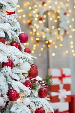 Noel stüdyo süsleme harika fikir ağırlıklı olarak beyaz ve kırmızı kar ile yeni yıl ağacı ve çok şaşırtıcı Led ışıklar fırında ve büyük kağıt yıldız altında sunar.