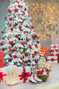 Noel stüdyo süsleme harika fikir ağırlıklı olarak beyaz ve kırmızı kar ile yeni yıl ağacı ve çok şaşırtıcı Led ışıklar fırında ve büyük kağıt yıldız altında sunar.