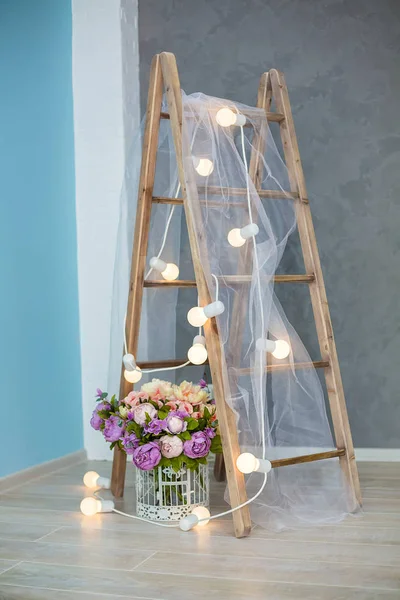 Studio decorazione interier con fiori in colori chiari caldi e mobili vintage casual — Foto Stock