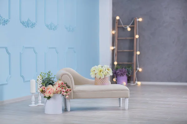 Innenraum-Attrappe Foto. blaue Wand mit Ledersofa und Topf mit Pflanzenblumen und Leiter. Hintergrundbild mit Kopierraum für Text. — Stockfoto