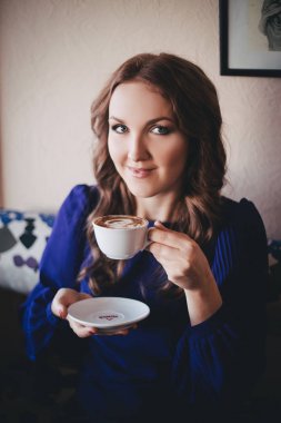 DIWA melek mistik hanımefendi kadın boyfreind kocası mutlu son ile güzel rüyalarda bekleyen kahve Kupası ile restoran caffe içinde oturan yalnız rahat mavi elbise. İhale sahne aşk hikayesi