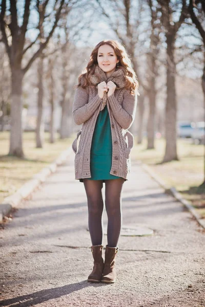 Misterioso adorable joven morena dama retrato con cara linda y labios seductores posando profesionalmente sentarse para la cámara con ropa acogedora de diseño cálido con piel en otoño primavera parque central —  Fotos de Stock