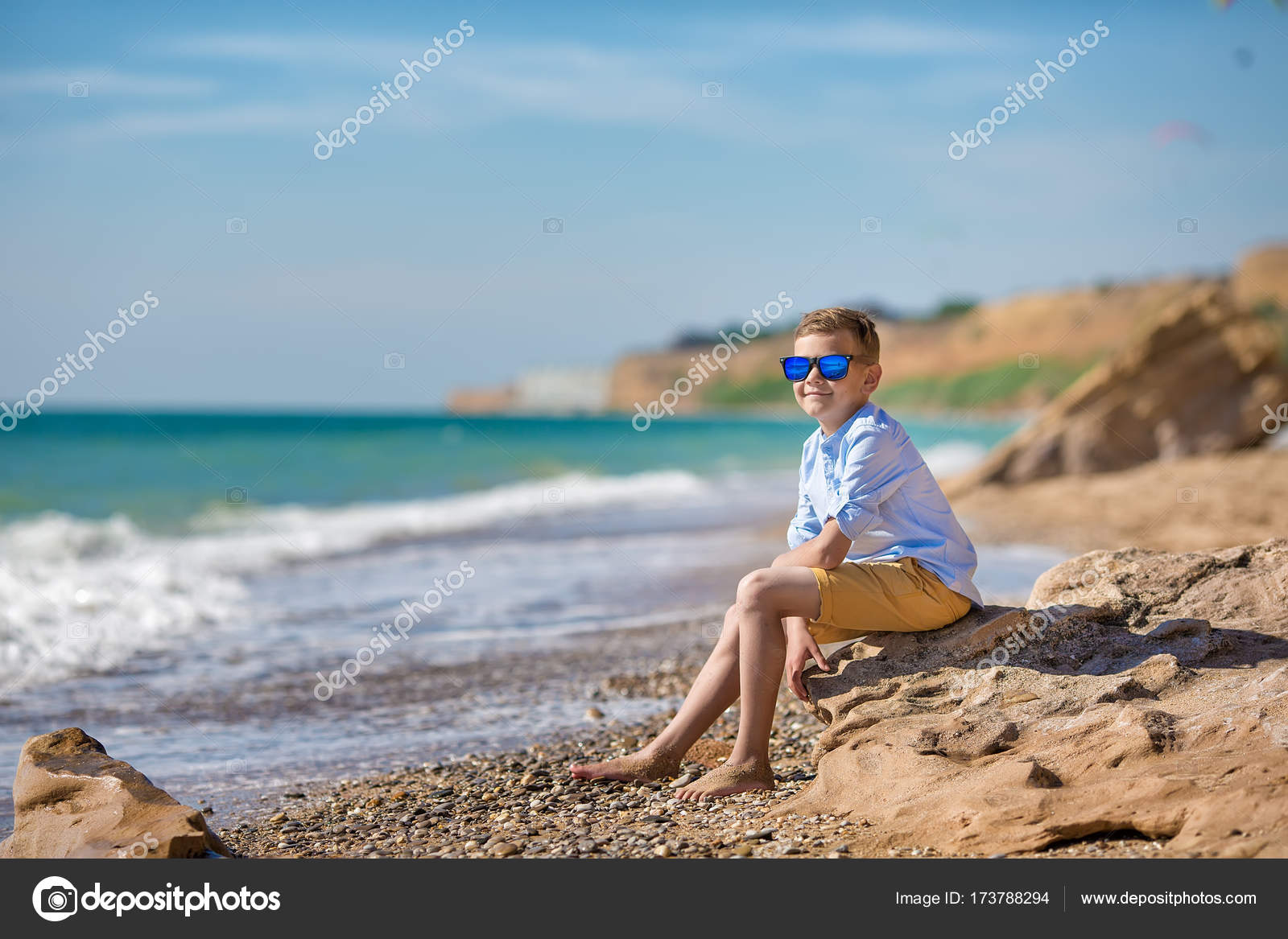 Moda menino na praia fotos, imagens de © dlukashenko.mail 