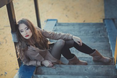 Romantik pout kırmızı dudaklar ve şık ceket giymiş pembe yanakları ile baştan çıkarıcı seksi Bayan kız elbise ve şort ile sonbahar bot ile iskele iskele deniz tarafında poz telafi yüzünde ben romantik bölüm