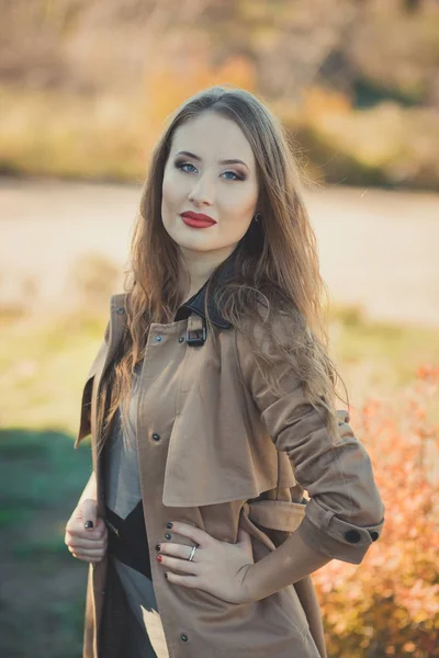 Sexy incrível senhora menina nifty elegante vestido no outono jaqueta com cabelos loiros e pout vermelho lábios com compõem rosto posando sentar para câmera no central parque primavera floresta prado — Fotografia de Stock