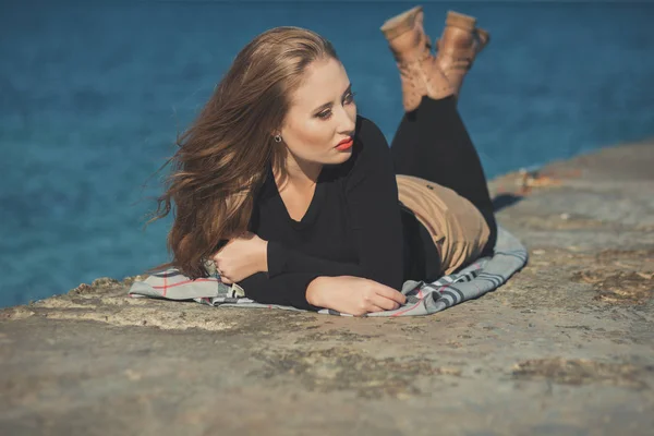 Seductora chica sexy con romántico puchero labios rojos y mejillas meñique usando elegante vestido de chaqueta y pantalones cortos con botas de otoño posando en muelle muelle muelle lado del mar con maquillaje en la cara i episodio romántico — Foto de Stock