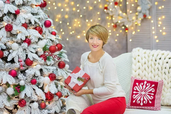 Święta Rodzina razem cellebrating wakacje nowy rok córka i matka w pobliżu białe Boże Narodzenie drzewo z zabawki piłki śnieg i czerwony — Zdjęcie stockowe