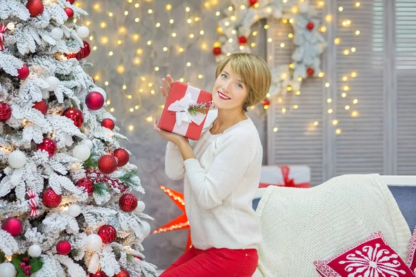 Święta Rodzina razem cellebrating wakacje nowy rok córka i matka w pobliżu białe Boże Narodzenie drzewo z zabawki piłki śnieg i czerwony — Zdjęcie stockowe