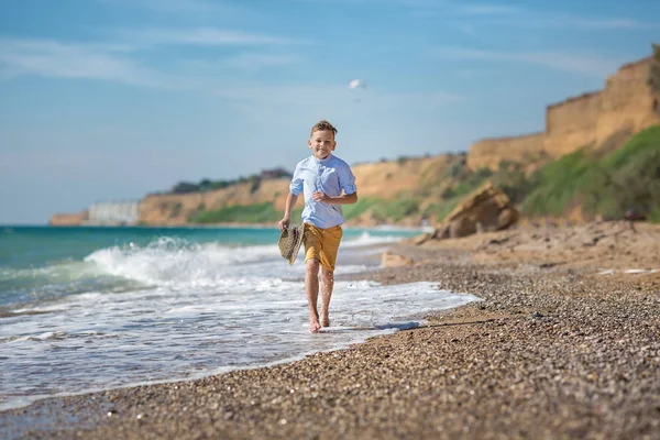 Mode pojke på stranden — Stockfoto