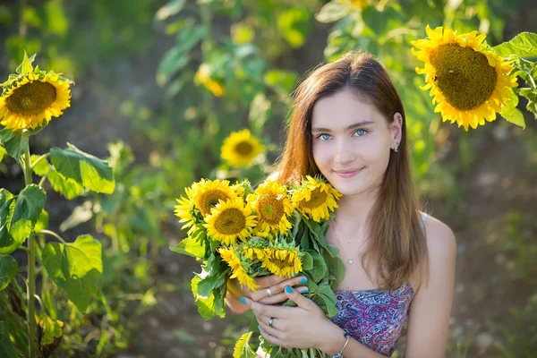 Bonito bela jovem senhora mulher sentada em um campo com grandes sunflowers.Brunette com olhos azuis vestindo vestido colorido italiano leghorn chapéu de boné de sol em dale lea de flores verdes amarelas flor . — Fotografia de Stock