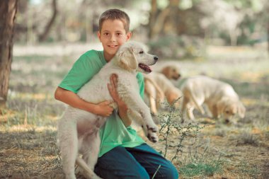Av köpeği yavru güzel sahne handsom genç çocuk en iyi arkadaş köpek Fildişi beyaz labrador köpek yavrusu ile yaz saati tatil keyfi. Hayaller dünyasında mutlu airily dikkatsiz çocukluk hayatı