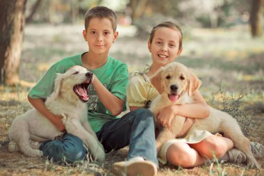 Av köpeği yavru güzel sahne genç teen Rahibe kardeşim keyfini yaz saati tatil en iyi arkadaşıyla köpek Fildişi beyaz labrador köpek yavrusu poz. Mutlu airily dikkatsiz çocukluk aile hayatı dünya kukla rüyalar.