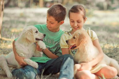 Av köpeği yavru güzel sahne genç teen Rahibe kardeşim keyfini yaz saati tatil en iyi arkadaşıyla köpek Fildişi beyaz labrador köpek yavrusu poz. Mutlu airily dikkatsiz çocukluk aile hayatı dünya kukla rüyalar.