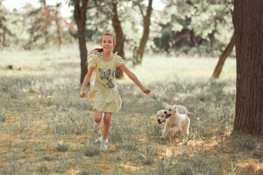 Yaz saati tatil en iyi arkadaşıyla köpek Fildişi beyaz labrador köpek yavrusu poz zevk retriever yavru güzel sahne sevimli genç genç kız. Mutlu airily dikkatsiz çocukluk hayatı kukla ile rüyalar dünyası