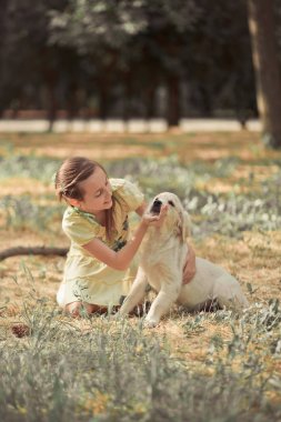 Yaz saati tatil en iyi arkadaşıyla köpek Fildişi beyaz labrador köpek yavrusu poz zevk retriever yavru güzel sahne sevimli genç genç kız. Mutlu airily dikkatsiz çocukluk hayatı kukla ile rüyalar dünyası