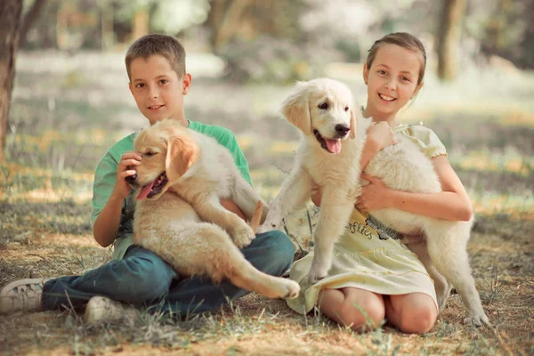 Retriever pup Lovely scene young teen sister brother enjoy posing summer time vacation with best friend dog ivory white labrador puppy.Happy airily careless childhood family life world dreams puppies. — Stock Photo, Image
