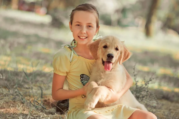 Vizsla kölykök szép jelenet aranyos fiatal teen lány élvező jelentő nyári idő a nyaralás a legjobb barátja a kutya elefántcsont fehér labrador kiskutya. Boldog könnyedén gondatlan gyermekkori élet világ az álmok, a kölykök — Stock Fotó