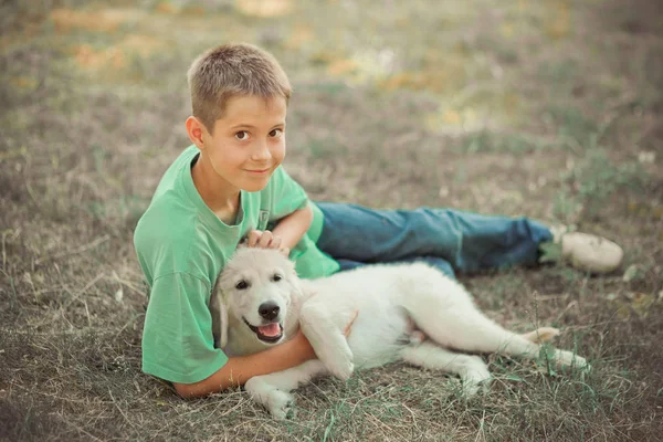 Retriever pup Minunat scenă handsom adolescent băiat bucurându-se de vacanță timp de vară cu cel mai bun prieten câine fildeș alb labrador catelus.Happy aerian viața copilăriei neglijent în lumea viselor — Fotografie, imagine de stoc