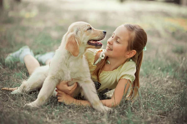 Récupérer chiot Belle scène mignonne jeune adolescente appréciant poser vacances d'été avec le meilleur ami chien ivoire blanc labrador chiot. Heureux airily négligent vie d'enfance monde des rêves avec des chiots — Photo