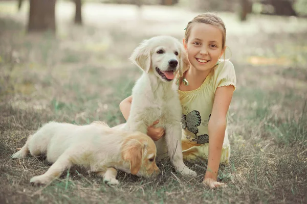 猎犬幼崽可爱的场景可爱的年轻女孩享受与最好的朋友狗象牙白色拉布拉多犬的夏季时间度假。快乐地无忧无虑的童年生活世界与小狗的梦想 — 图库照片