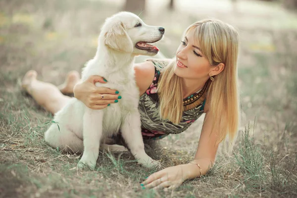 Retriever pup mooie scène mooie blonde dame vrouw geniet van poseren zomertijd vakantie met beste vriend hond ivoor witte labrador pup. Gelukkig losjes zorgeloos leven wereld van dromen met puppies. — Stockfoto