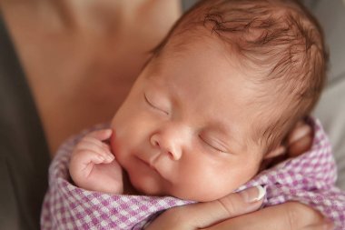 Yeni doğan bebek yün modacı battaniye uyku ihale. Saf insan değeri aşk inanç insanlık bakım