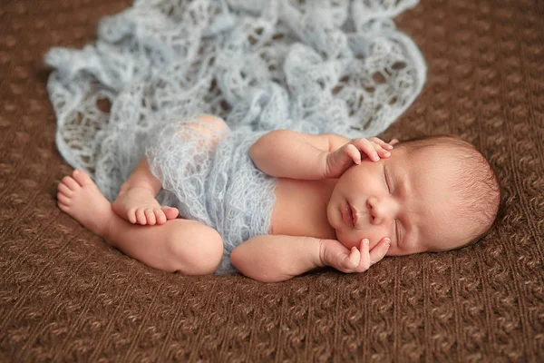 Nyfödd baby anbud sover på couturier ullfilt. Ren mänskliga värde kärlek tro mänskligheten vård — Stockfoto