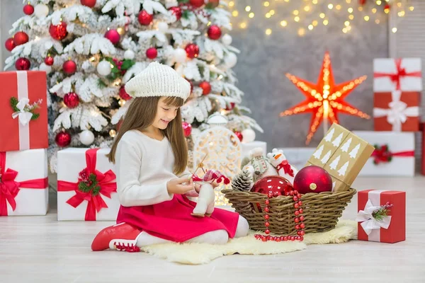 Οικογενειακά Χριστούγεννα μαζί cellebrating διακοπές Πρωτοχρονιάς κόρη και μητέρα κοντά στο λευκό χριστουγεννιάτικο δέντρο με χιόνι και κόκκινο μπάλες παιχνίδια — Φωτογραφία Αρχείου