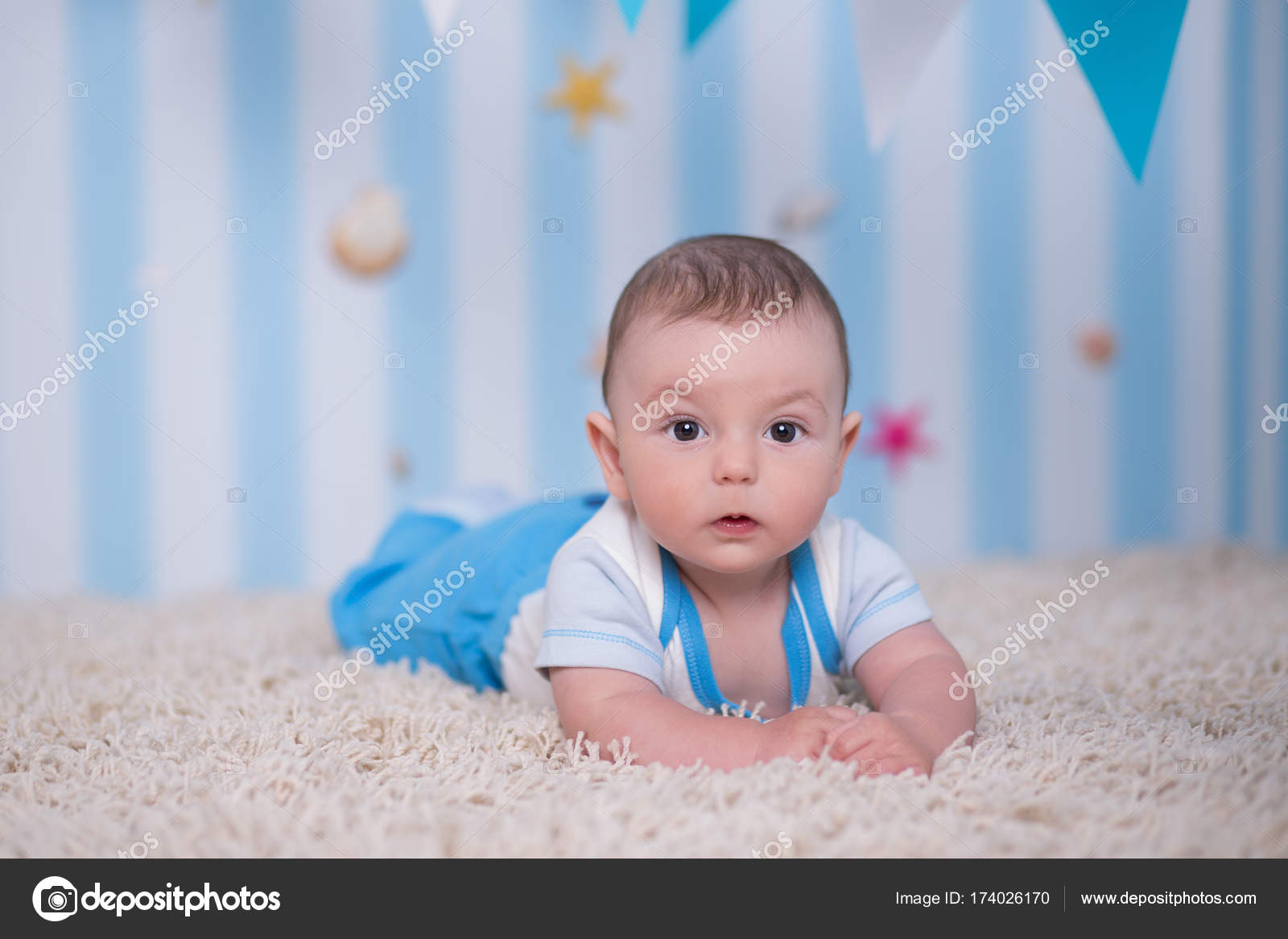 Beau Bebe Garcon Heureux Amusant Posant Sur Une Table En Bois De Fourrure Dans Un Studio Bleu Image Libre De Droit Par Dlukashenko Mail Ru C Beau Bebe Garcon Heureux Amusant Posant Sur Une Table En Bois De Fourrure Dans Un Studio Bleu Image Libre De Droit Par Dlukashenko Mail Ru C