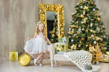 Noel xmas rahat altın studio süslemeleri ile şirin kız ve bol sunar altın çerçeve ve büyük yeşil çam ağacı ile büyük ayna