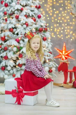 Noel xmas rahat altın studio süslemeleri ile şirin kız ve bol sunar altın çerçeve ve büyük yeşil çam ağacı ile büyük ayna