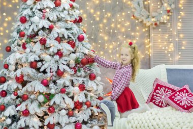 Noel xmas rahat altın studio süslemeleri ile şirin kız ve bol sunar altın çerçeve ve büyük yeşil çam ağacı ile büyük ayna