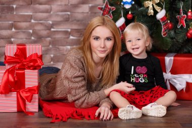 Kız kardeşim en iyi arkadaş çok genç birlikte Noel Studio yılbaşı çam ağacı ve kırmızı yakın poz sunar. Şirin adoreable kızlar kamera için kış tatillerinde otur..