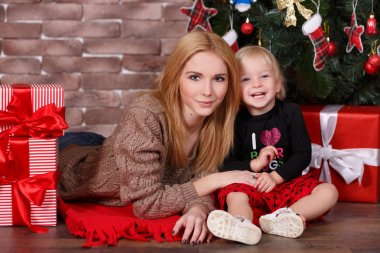 Kız kardeşim en iyi arkadaş çok genç birlikte Noel Studio yılbaşı çam ağacı ve kırmızı yakın poz sunar. Şirin adoreable kızlar kamera için kış tatillerinde otur..