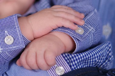 Yeni doğan bebek çocuk kapatmak küçük ihale cilt elleri ve parmakları gömlek giymiş yumuşak odak portresi