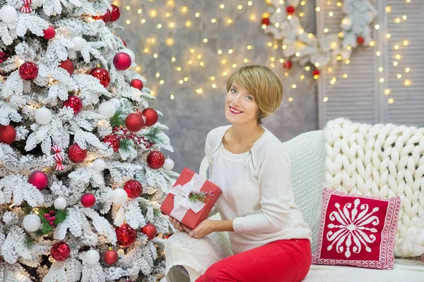 Jul familj grupp cellebrating holiday nyår dotter och mor nära vita xmas träd med snö och röda bollar leksaker — Stockfoto