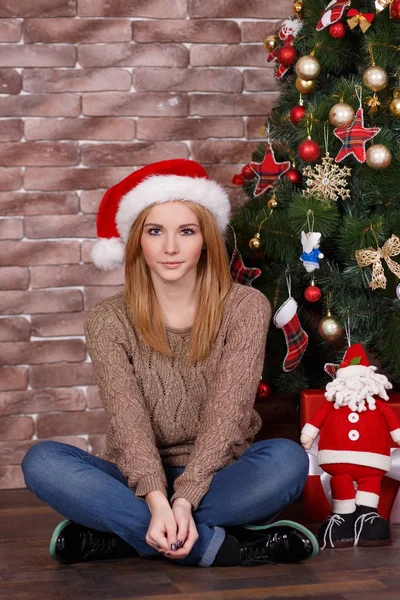 Fantastisk vackert ansikte lady tjej med perfekt hud och blont hår poserar för jul semester nära nyår grön tall och presenterar i studio — Stockfoto
