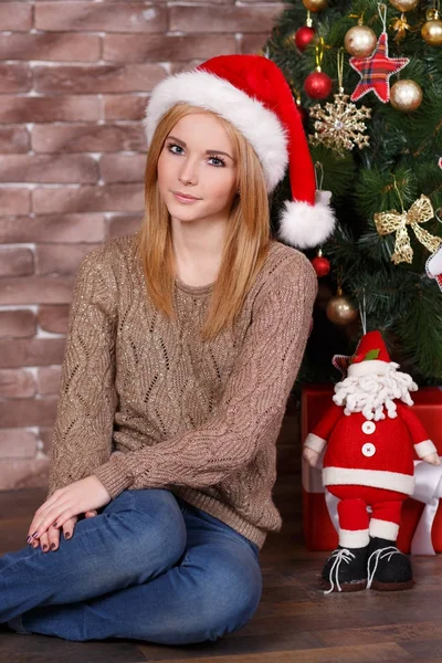 Amazing beautiful face lady girl with perfect skin and blond hairs posing for christmas holidays close to new year green pine tree and presents in studio — Stock Photo, Image