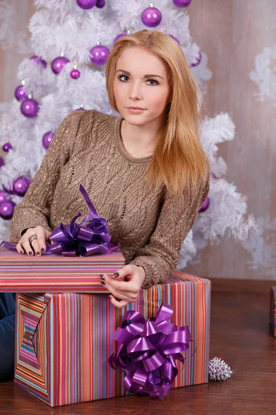 Fantastisk vackert ansikte lady tjej med perfekt hud och blont hår poserar för jul semester nära nyår vit tall och presenterar i studio — Stockfoto