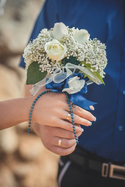 Boda imagen cercana de la novia ramo de flores rosas celebrar por pareja marido y mujer Escena romántica de amor familiar joven entre el hombre y la mujer — Foto de Stock