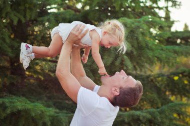 Central park orman yaz çayır mutlu bir hayat zaman tatil seyahat bebek kızıyla oynayan poz aile sahne yakışıklı genç Baba