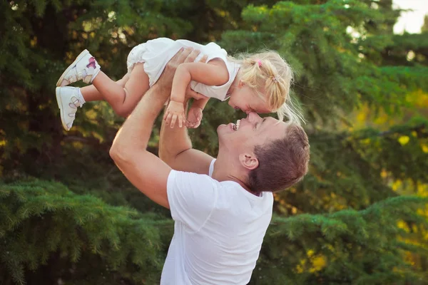 Családi jelenet jóképű fiatal apa Atya jelentő játék a baba lányával, a central park erdő nyári rét boldog élet idő nyaralás utazás — Stock Fotó