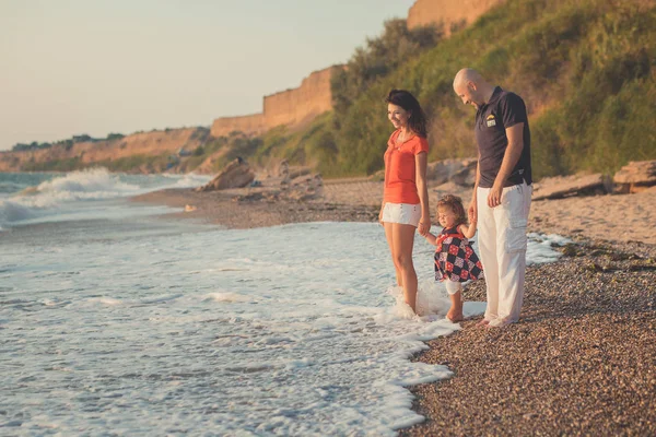 Rodzina razem korzystających latem wakacje na plaży na niesamowite sceny klif morze i niebo na sobie ubranie stylowe piękny moment haelth emocji — Zdjęcie stockowe