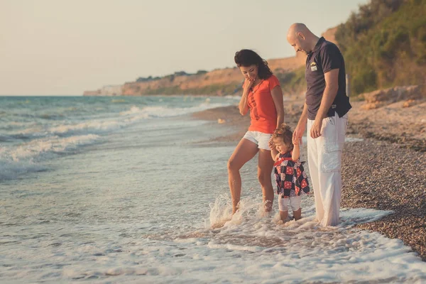 Rodzina razem korzystających latem wakacje na plaży na niesamowite sceny klif morze i niebo na sobie ubranie stylowe piękny moment haelth emocji — Zdjęcie stockowe