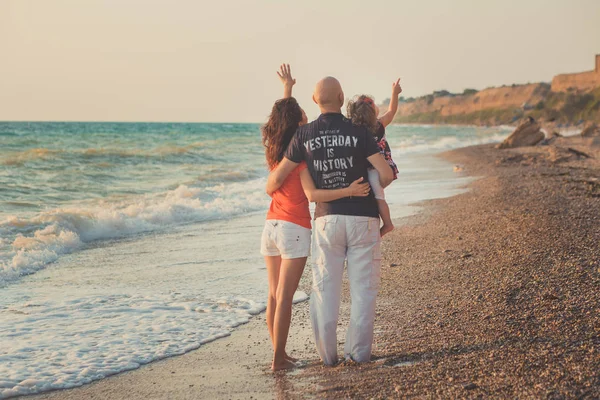 Rodzina razem korzystających latem wakacje na plaży na niesamowite sceny klif morze i niebo na sobie ubranie stylowe piękny moment haelth emocji — Zdjęcie stockowe