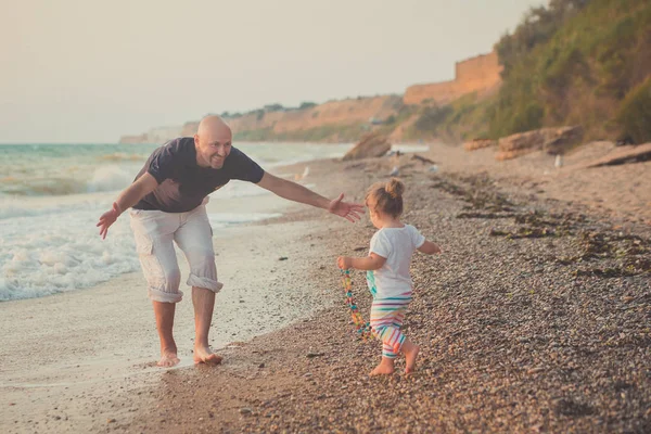 Hokum przetargu sceny przystojny Bolt szczęśliwy ojciec korzystać z życia czas wakacji z jego mały dziewczyna córeczkę na piaszczystej plaży. Rodzinne emocje razem — Zdjęcie stockowe