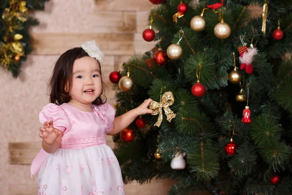 Asiático menina bonito vestindo vestido casual posando perto de ano novo Natal árvore clássica verde com bolas brinquedos e coloridos presents.Happy feriados com Papai Noel e criança criança — Fotografia de Stock