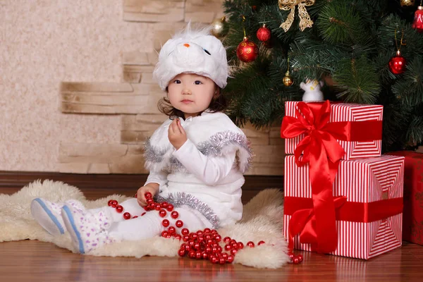 Asiático menina bonito vestindo vestido casual posando perto de ano novo Natal árvore clássica verde com bolas brinquedos e coloridos presents.Happy feriados com Papai Noel e criança criança — Fotografia de Stock