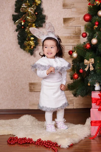 Asiático menina bonito vestindo vestido casual posando perto de ano novo Natal árvore clássica verde com bolas brinquedos e coloridos presents.Happy feriados com Papai Noel e criança criança — Fotografia de Stock