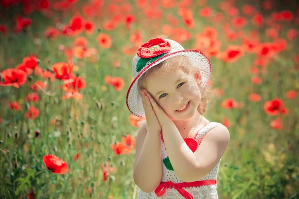 Linda niña rubia joven con estilo vestido de blanco vestido enganchado hecho a mano con sombrero aireado superior posando en el prado de amapolas del bosque Adorable escena —  Fotos de Stock